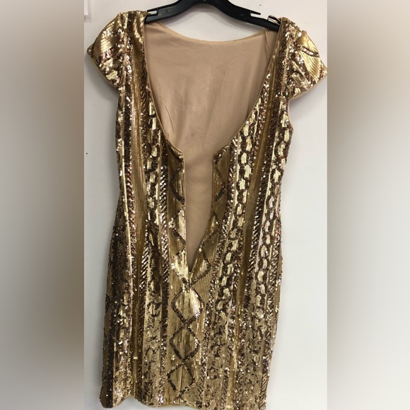 ADRIANNA PAPELL GOLD SEQUINED MINI DRESS IN SIZE 6P BACK ZIPPER WITH V CUT BACK - Picture 8 of 9